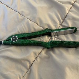 Croc hair straightener